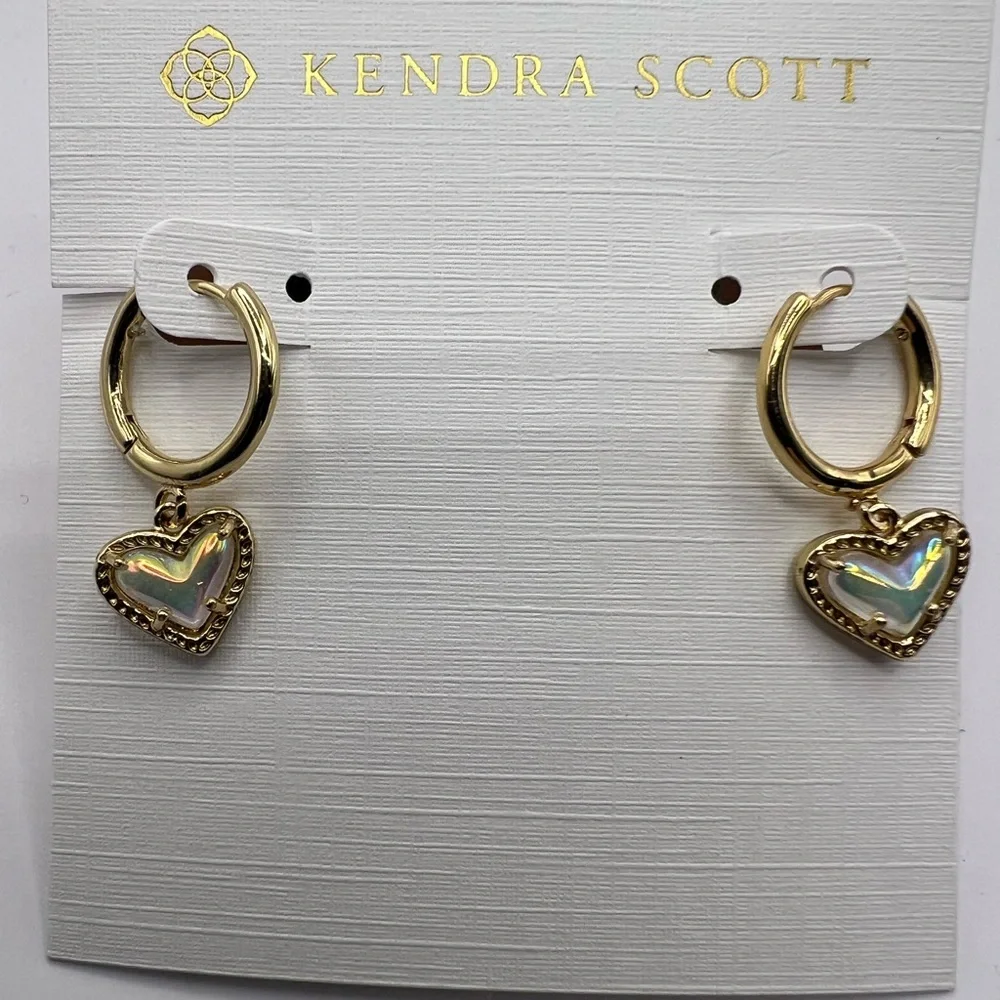 NWT Kendra Scott Ari Heart Gold Huggie Earrings in Ivory Mother-of-Pearl